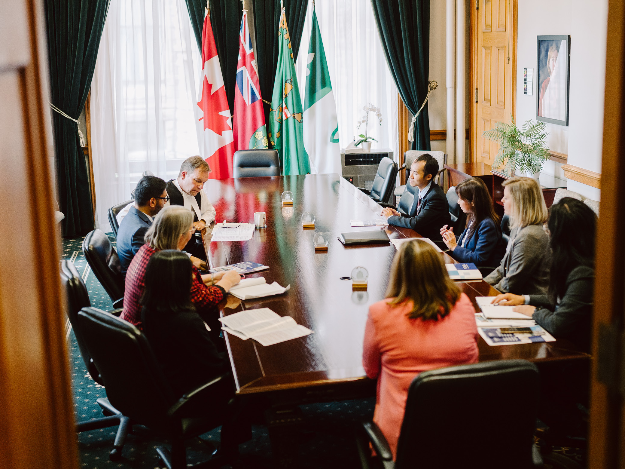 Speaker of the House Ted Arnott meets with OMA members and staff during a meeting with politicians.